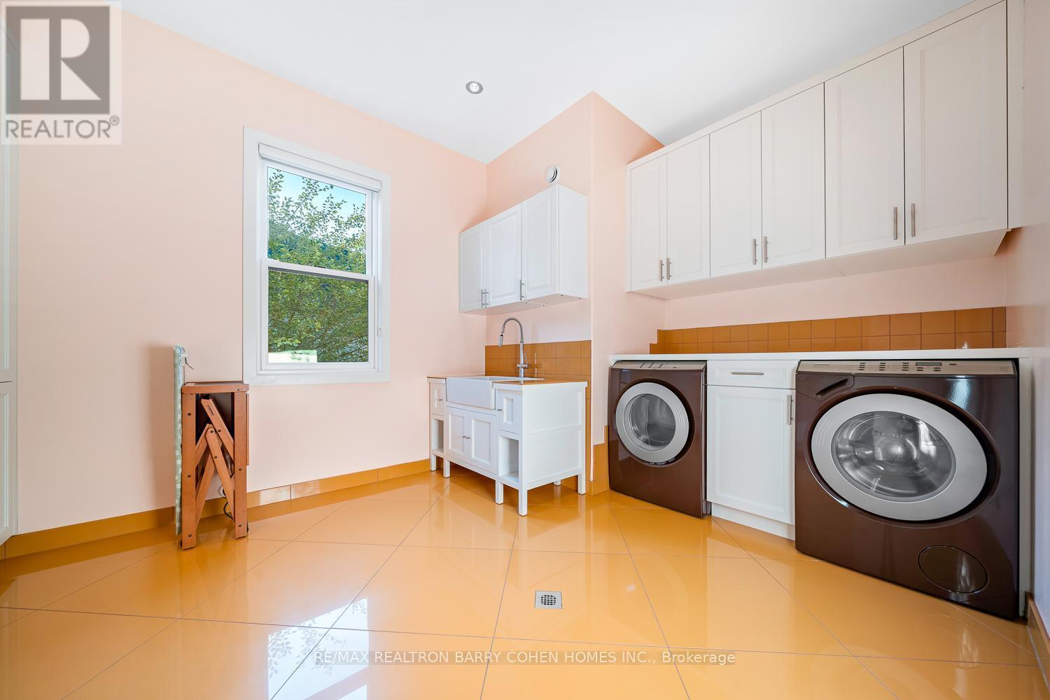 35 Daymond Drive, Puslinch, ON - Indoor Photo Showing Laundry Room
