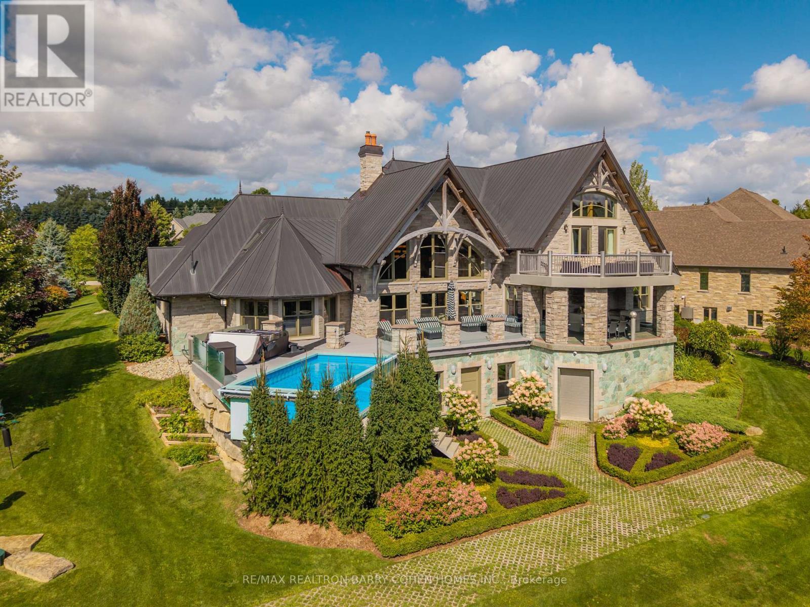 35 Daymond Drive, Puslinch, ON - Outdoor With In Ground Pool