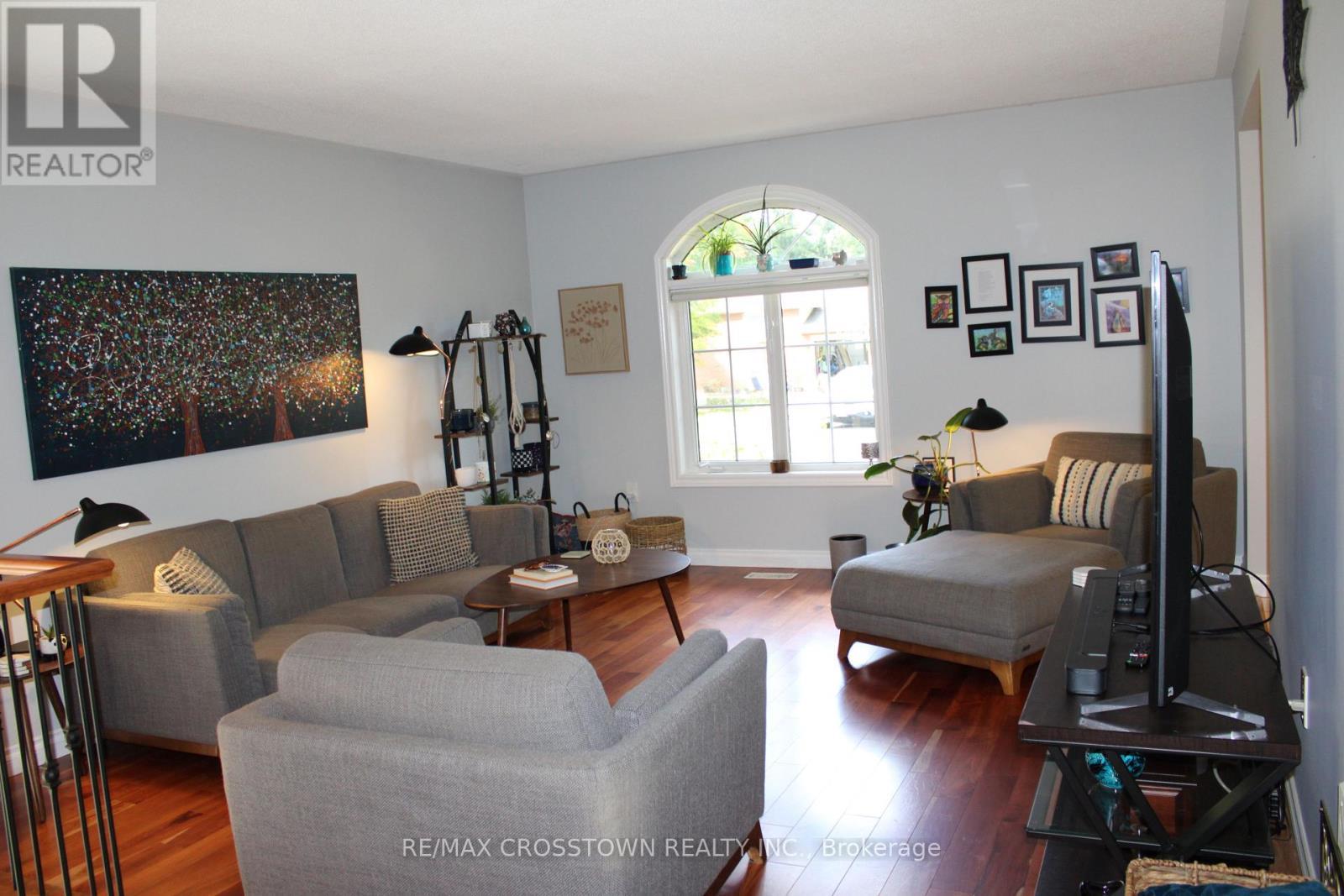 Living room - 47 Pine Park Boulevard, Adjala-Tosorontio, ON - Indoor Photo Showing Living Room