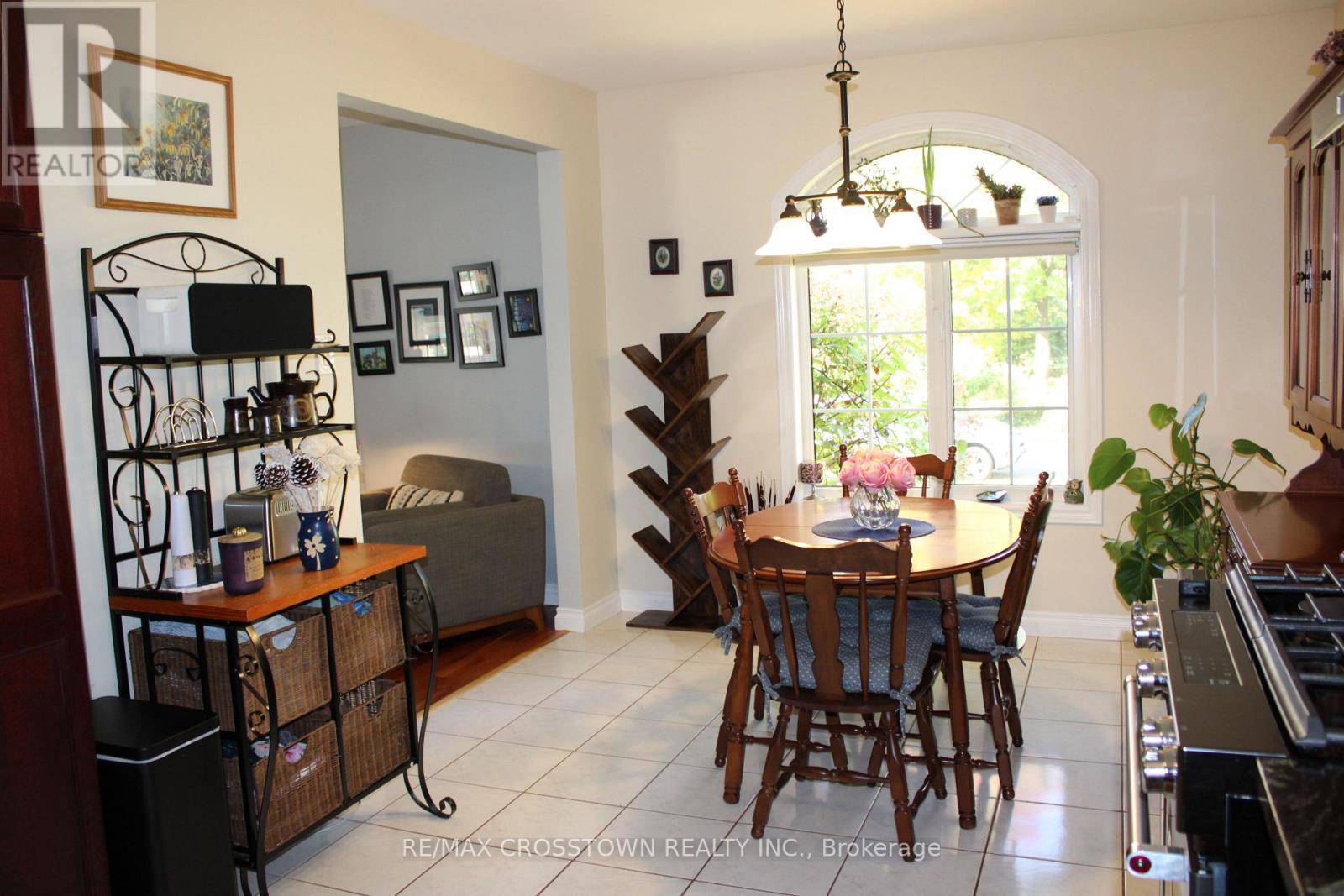 Bright & spacious - 47 Pine Park Boulevard, Adjala-Tosorontio, ON - Indoor Photo Showing Dining Room