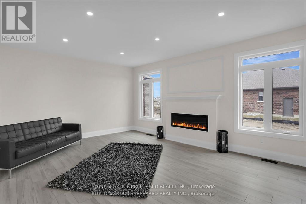 2 Bouw Place, Dutton/Dunwich, ON - Indoor Photo Showing Living Room With Fireplace