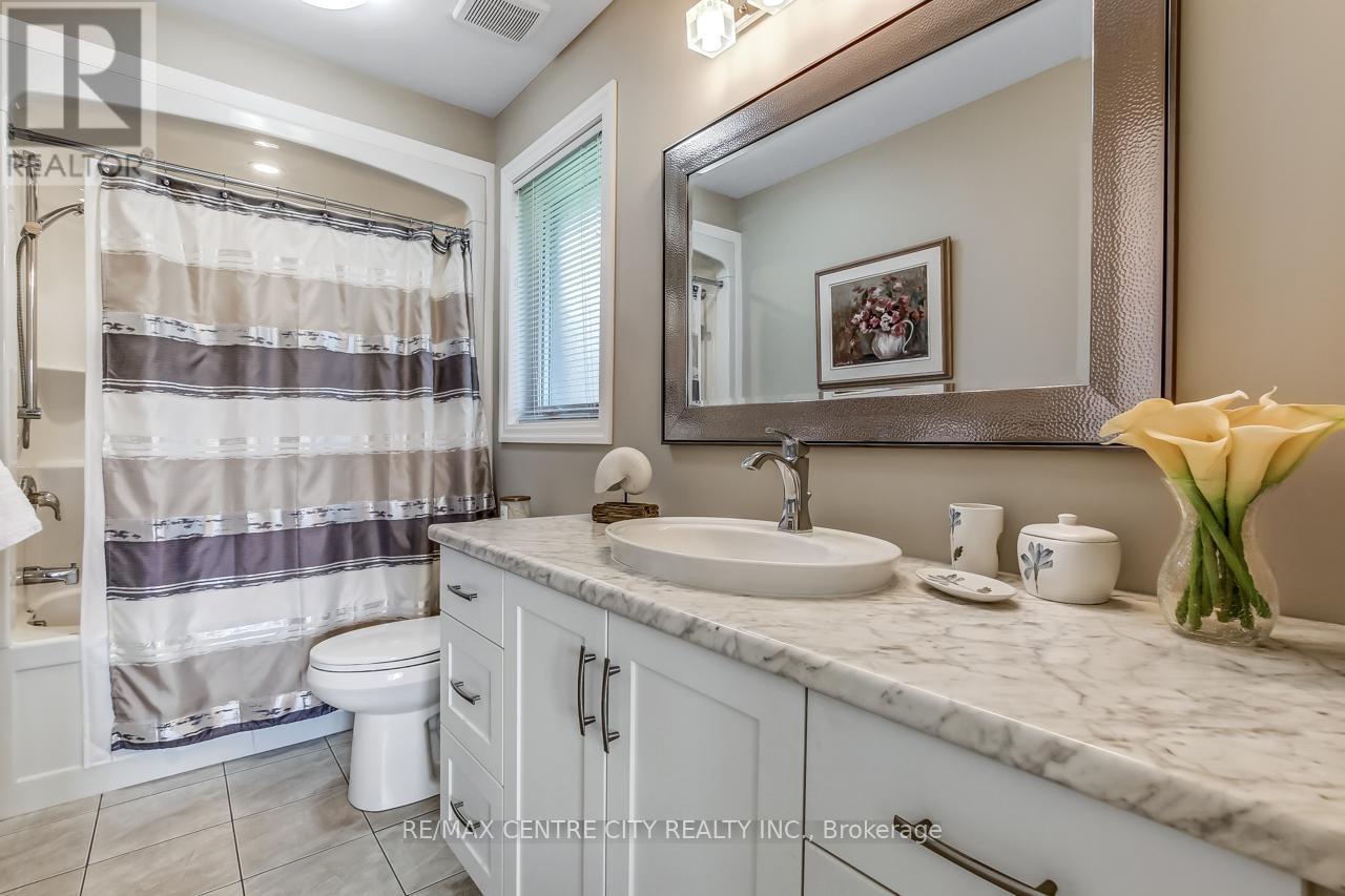 8 - 234 Peach Tree Boulevard, St. Thomas, ON - Indoor Photo Showing Bathroom