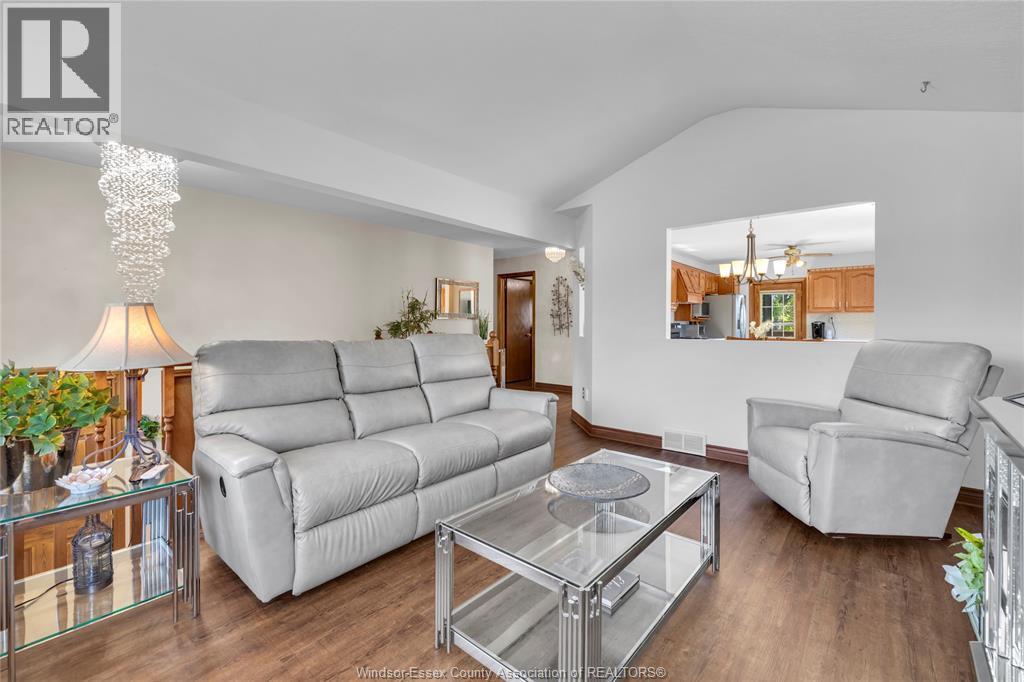 2395 Youngstown Street, Windsor, ON - Indoor Photo Showing Living Room