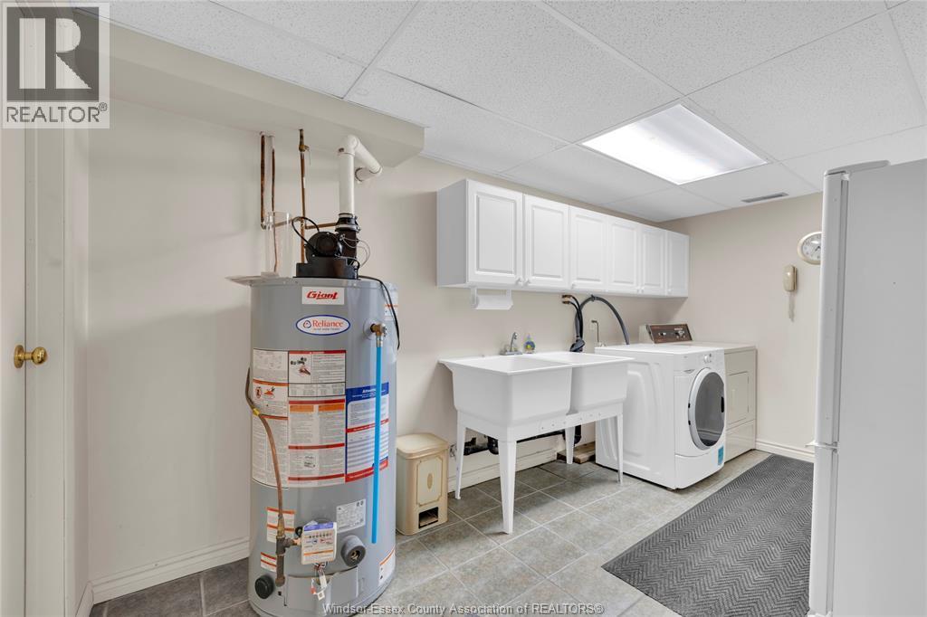 2395 Youngstown Street, Windsor, ON - Indoor Photo Showing Laundry Room