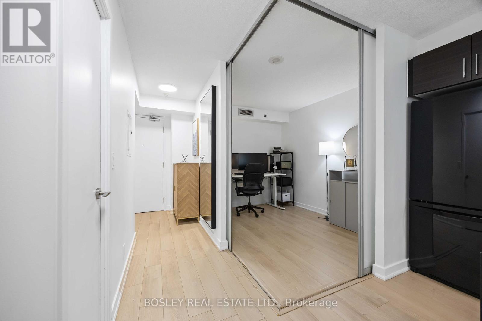 512 - 21 Nelson Street, Toronto, ON - Indoor