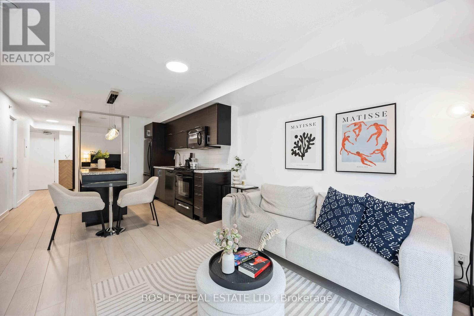 512 - 21 Nelson Street, Toronto, ON - Indoor Photo Showing Living Room
