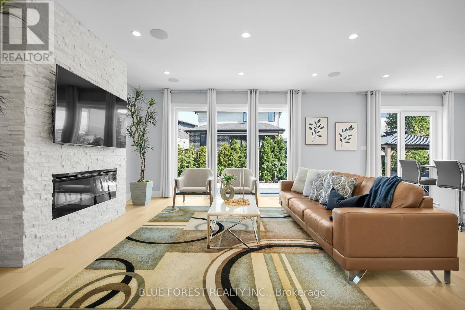 2190 Bakervilla Street, London South (South V), ON - Indoor Photo Showing Living Room With Fireplace