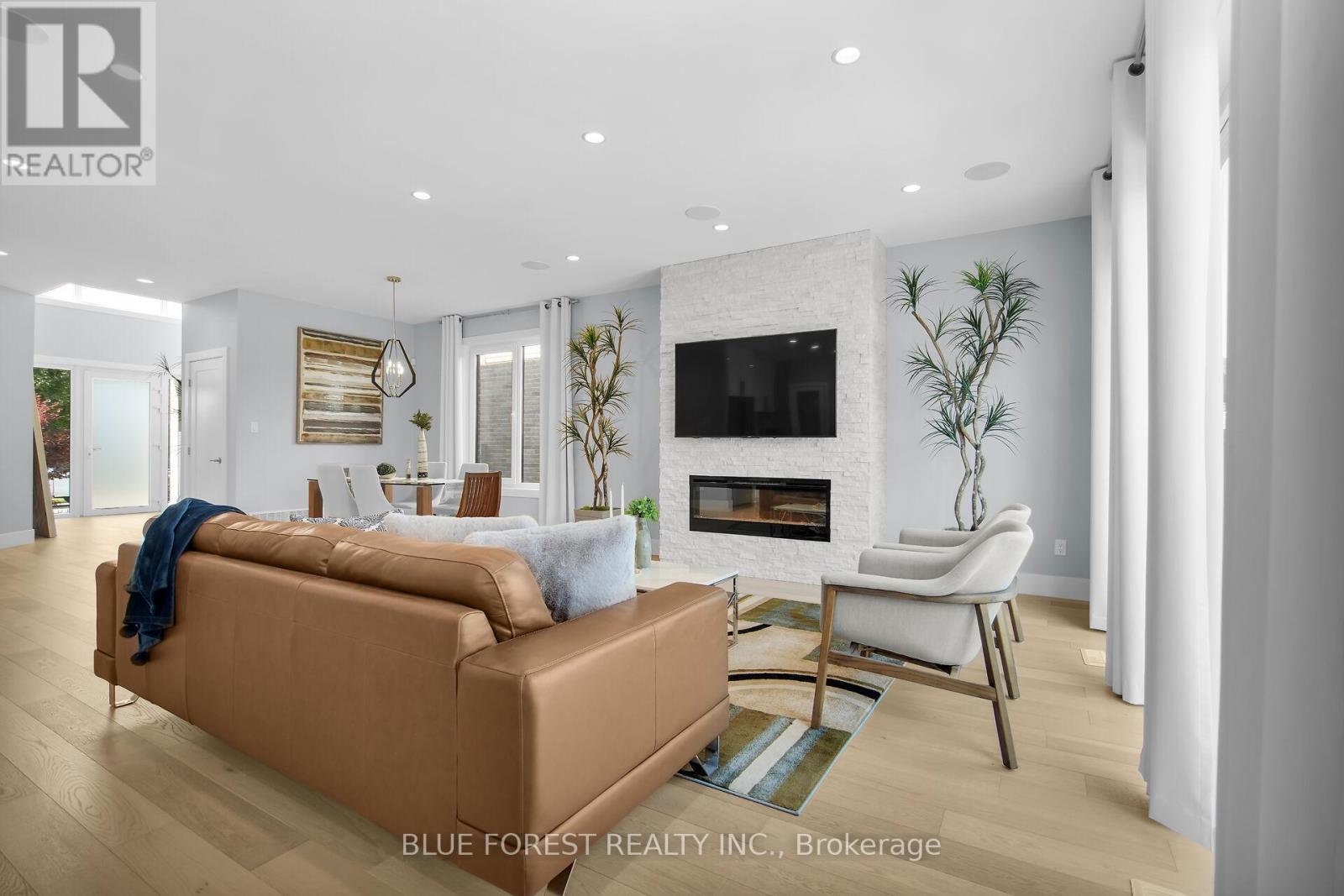 2190 Bakervilla Street, London South (South V), ON - Indoor Photo Showing Living Room With Fireplace