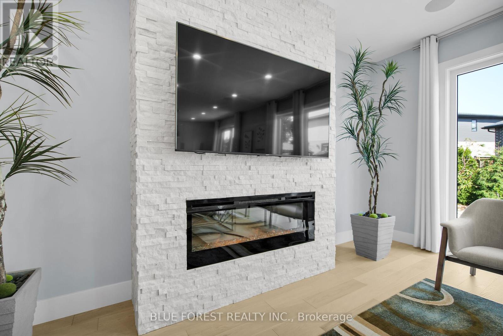 2190 Bakervilla Street, London South (South V), ON - Indoor Photo Showing Living Room With Fireplace