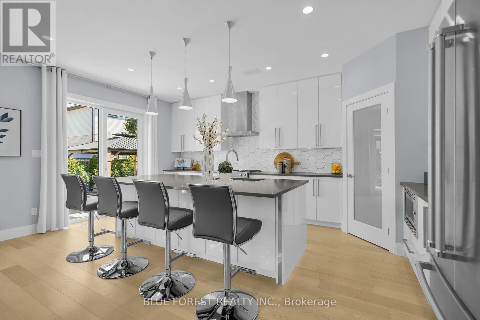 2190 Bakervilla Street, London South (South V), ON - Indoor Photo Showing Kitchen With Upgraded Kitchen