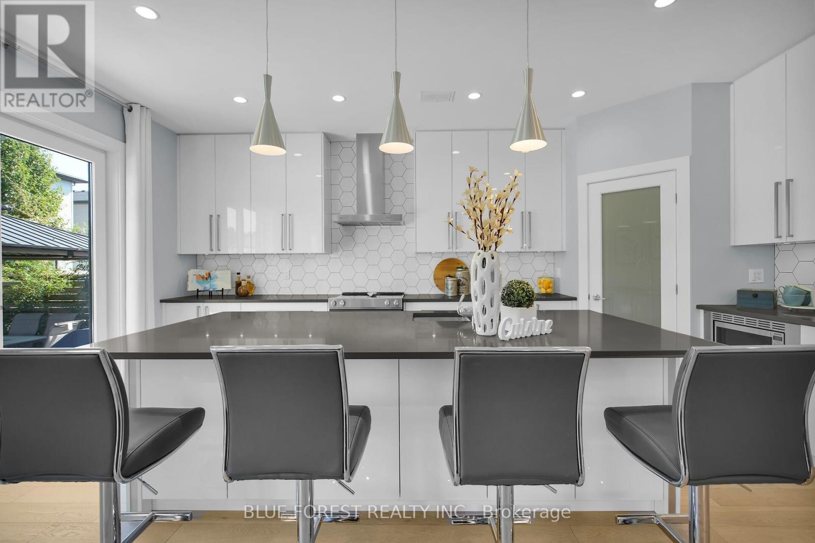 2190 Bakervilla Street, London South (South V), ON - Indoor Photo Showing Kitchen With Upgraded Kitchen