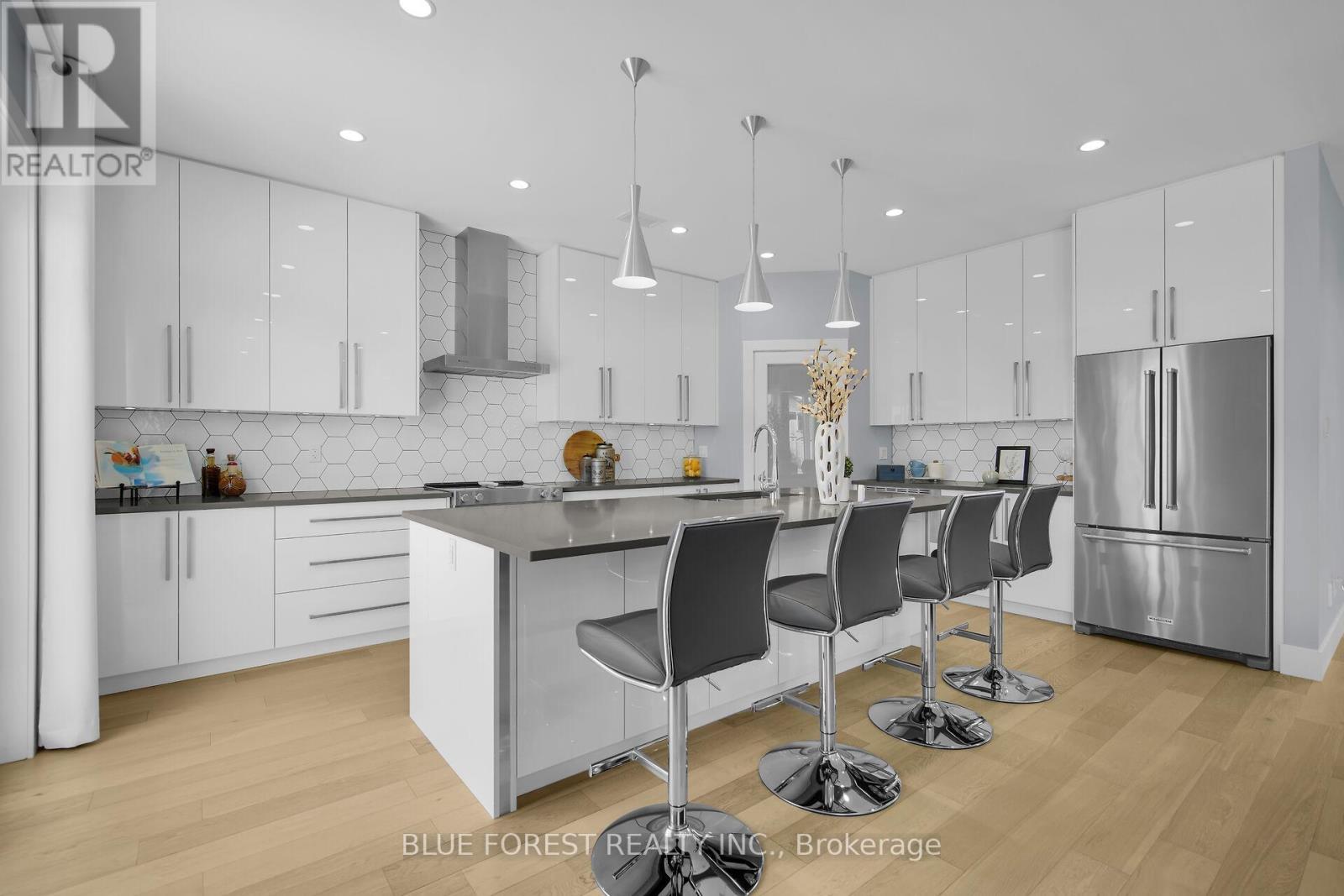 2190 Bakervilla Street, London South (South V), ON - Indoor Photo Showing Kitchen With Upgraded Kitchen