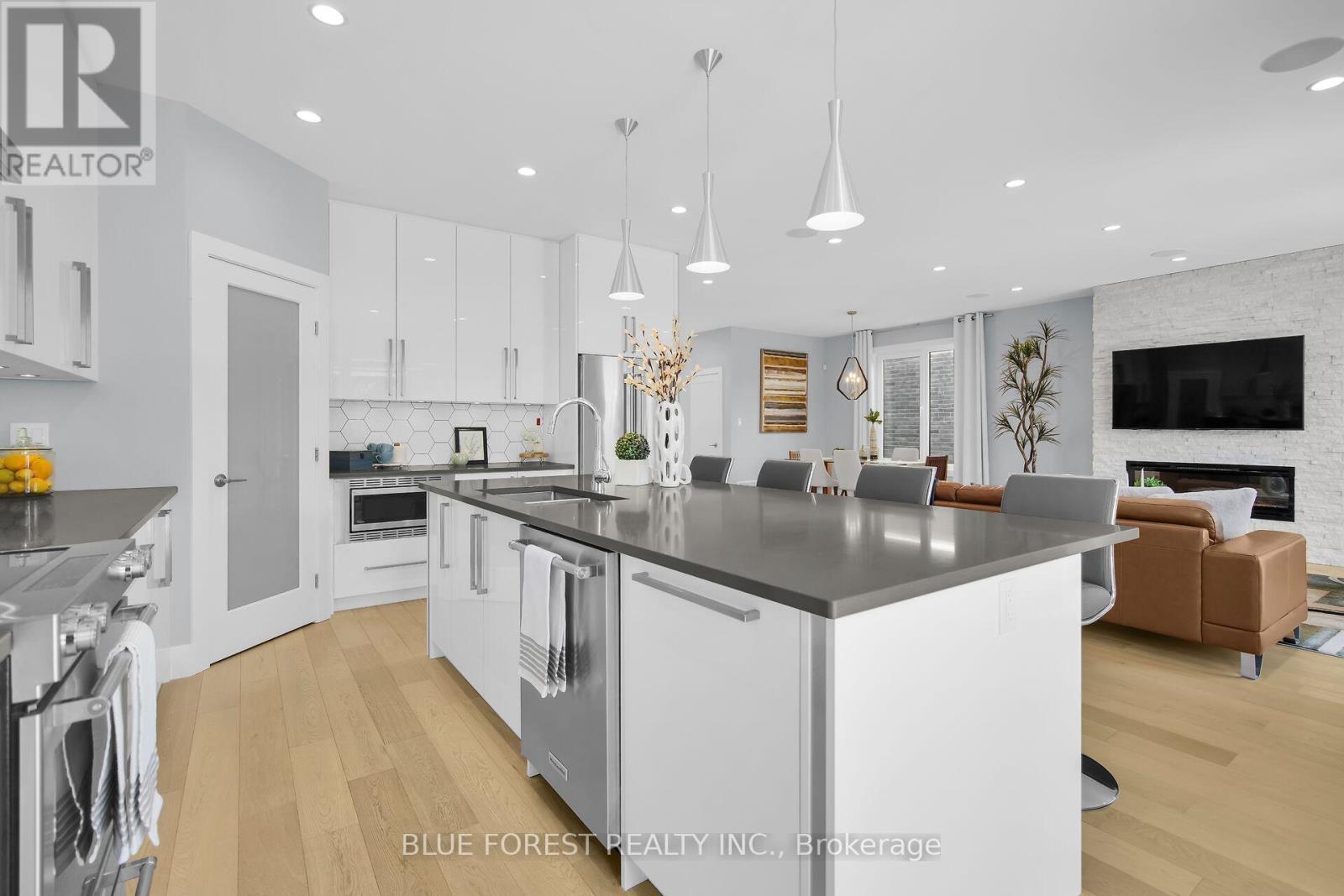 2190 Bakervilla Street, London South (South V), ON - Indoor Photo Showing Kitchen With Upgraded Kitchen