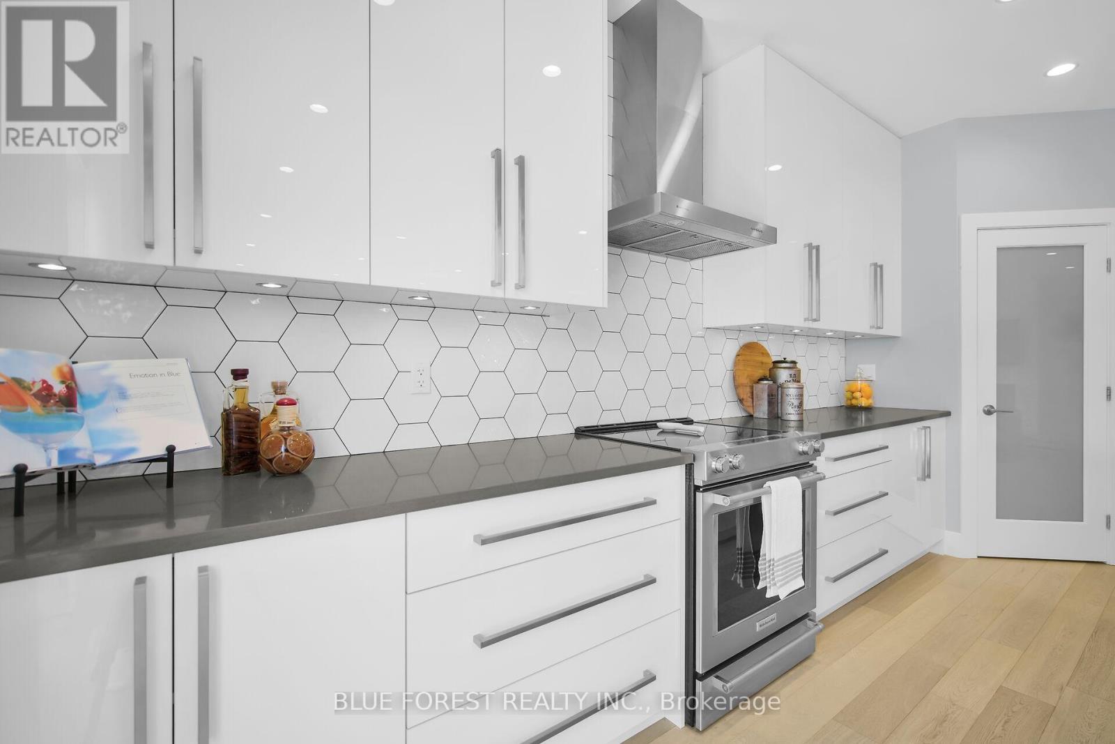 2190 Bakervilla Street, London South (South V), ON - Indoor Photo Showing Kitchen With Upgraded Kitchen