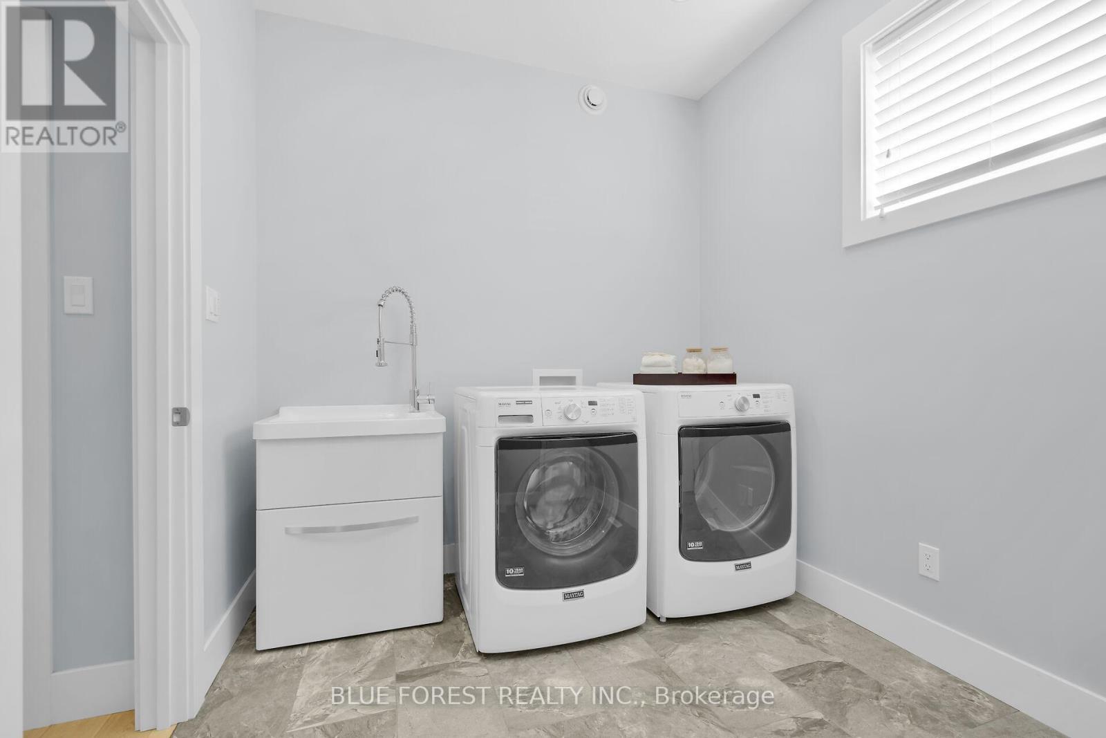 2190 Bakervilla Street, London South (South V), ON - Indoor Photo Showing Laundry Room