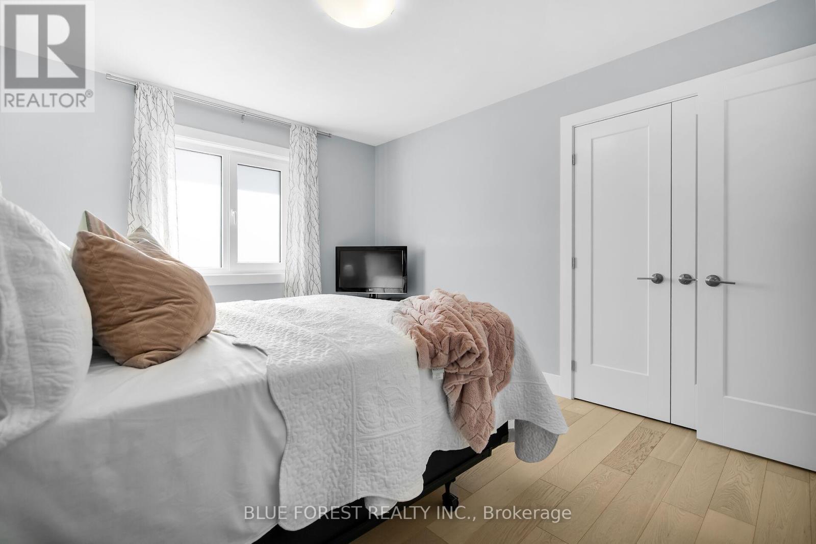 2190 Bakervilla Street, London South (South V), ON - Indoor Photo Showing Bedroom