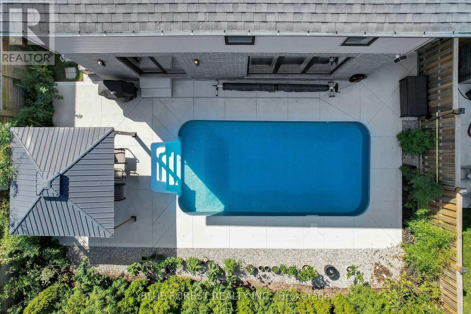 2190 Bakervilla Street, London South (South V), ON - Outdoor With In Ground Pool