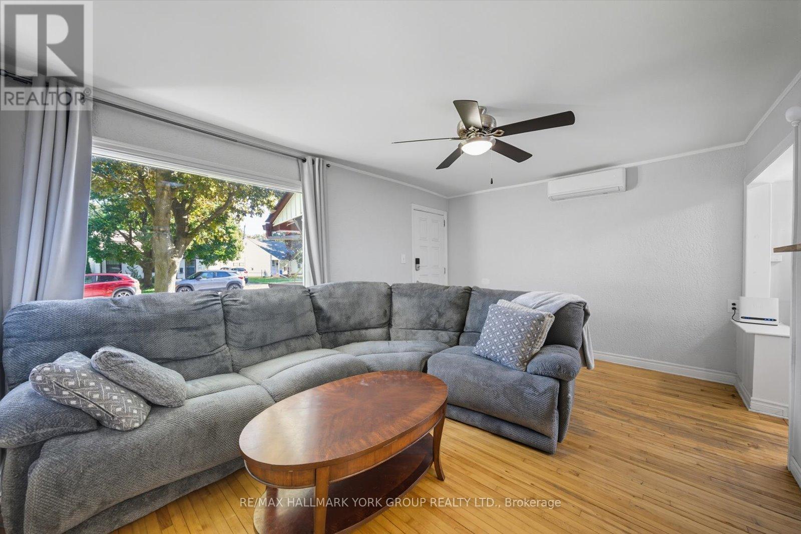 24 Churchill Crescent, Kawartha Lakes, ON - Indoor Photo Showing Living Room