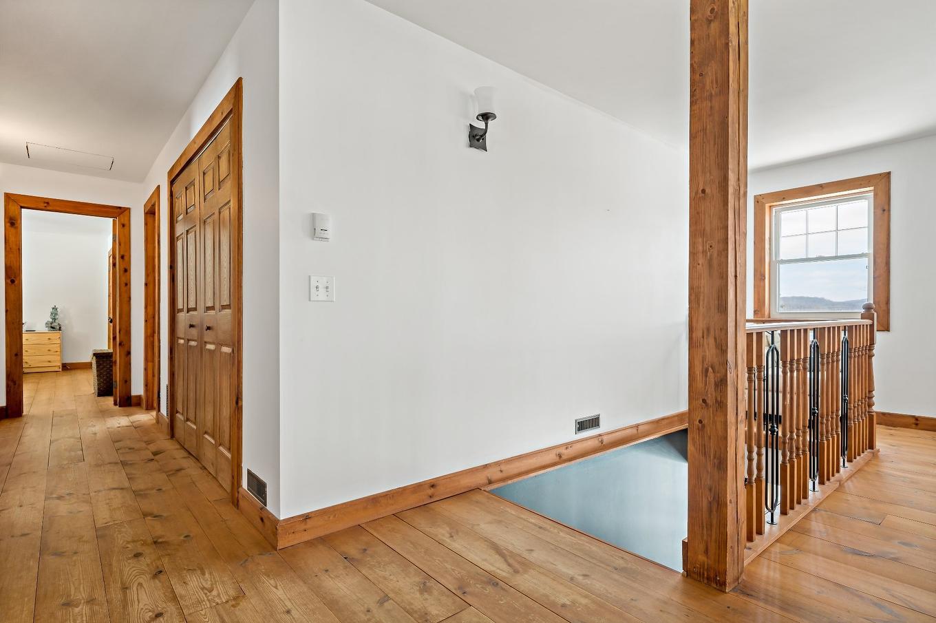 Staircase - 23Z - 23Az Ch. Du Lac-Allard, Lac-Saguay, QC - Indoor Photo Showing Other Room