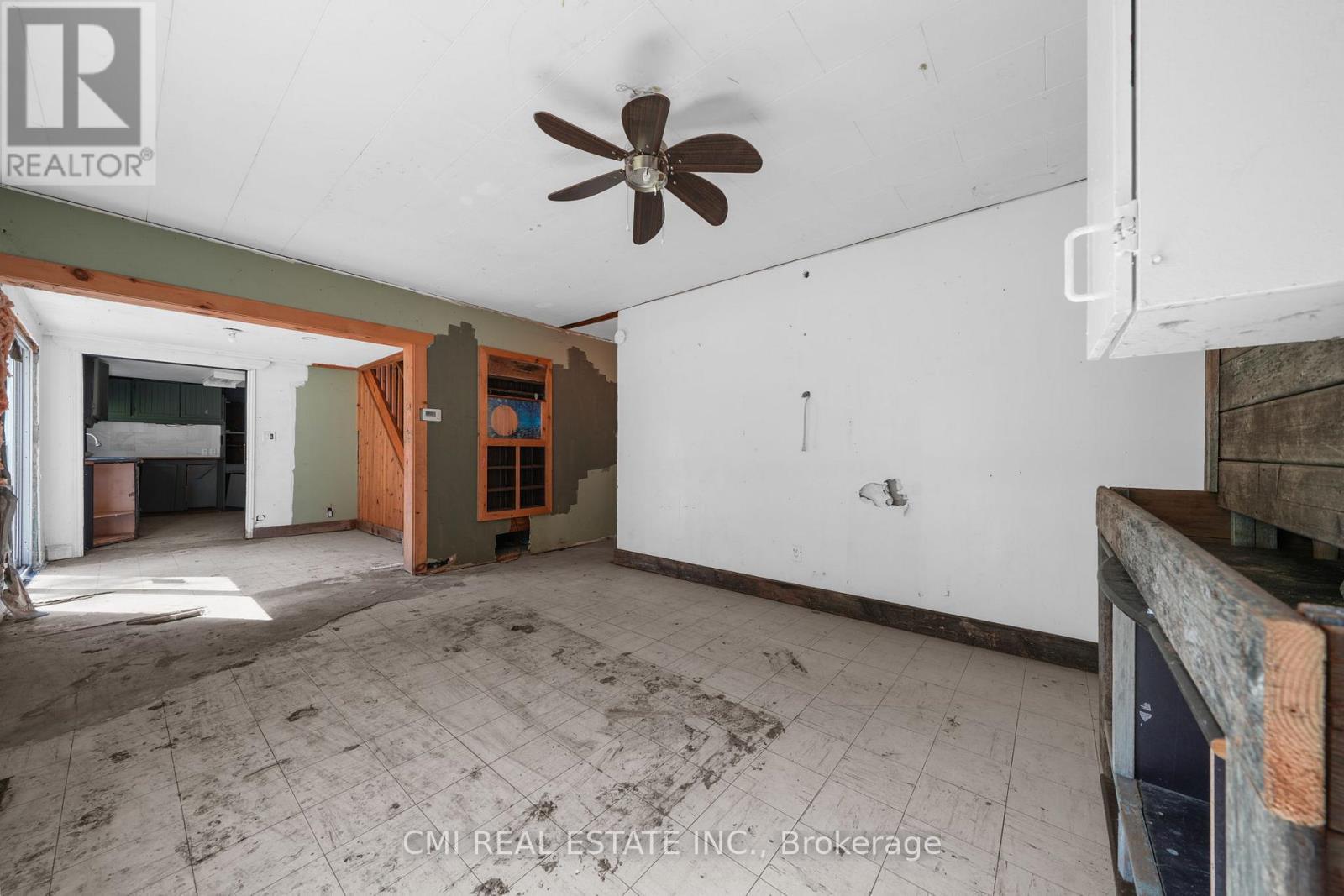 1093 South Lake Road, Minden Hills, ON - Indoor Photo Showing Garage