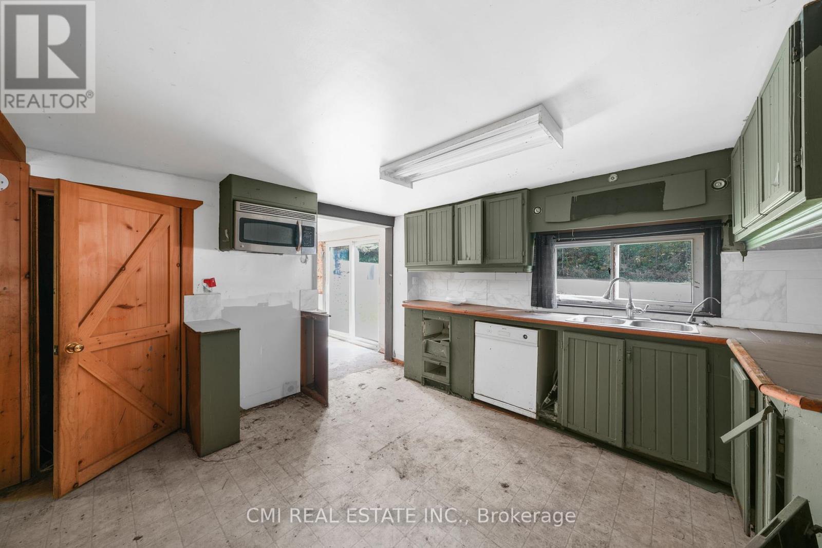 1093 South Lake Road, Minden Hills, ON - Indoor Photo Showing Kitchen