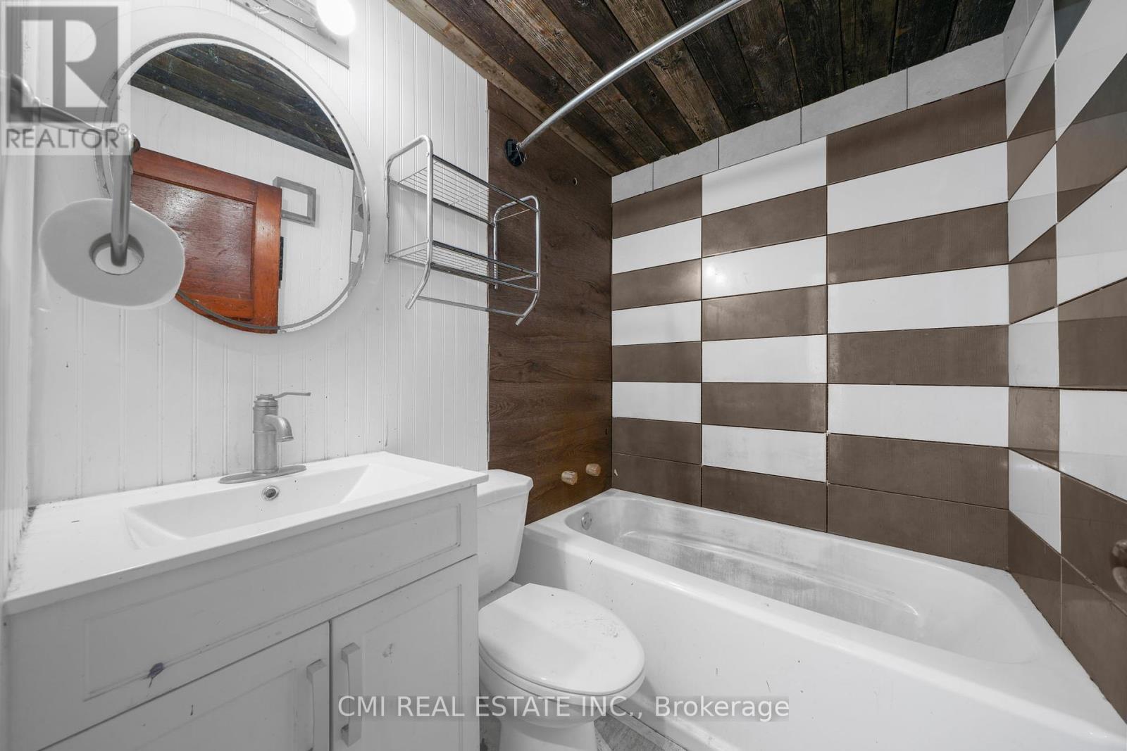 1093 South Lake Road, Minden Hills, ON - Indoor Photo Showing Bathroom