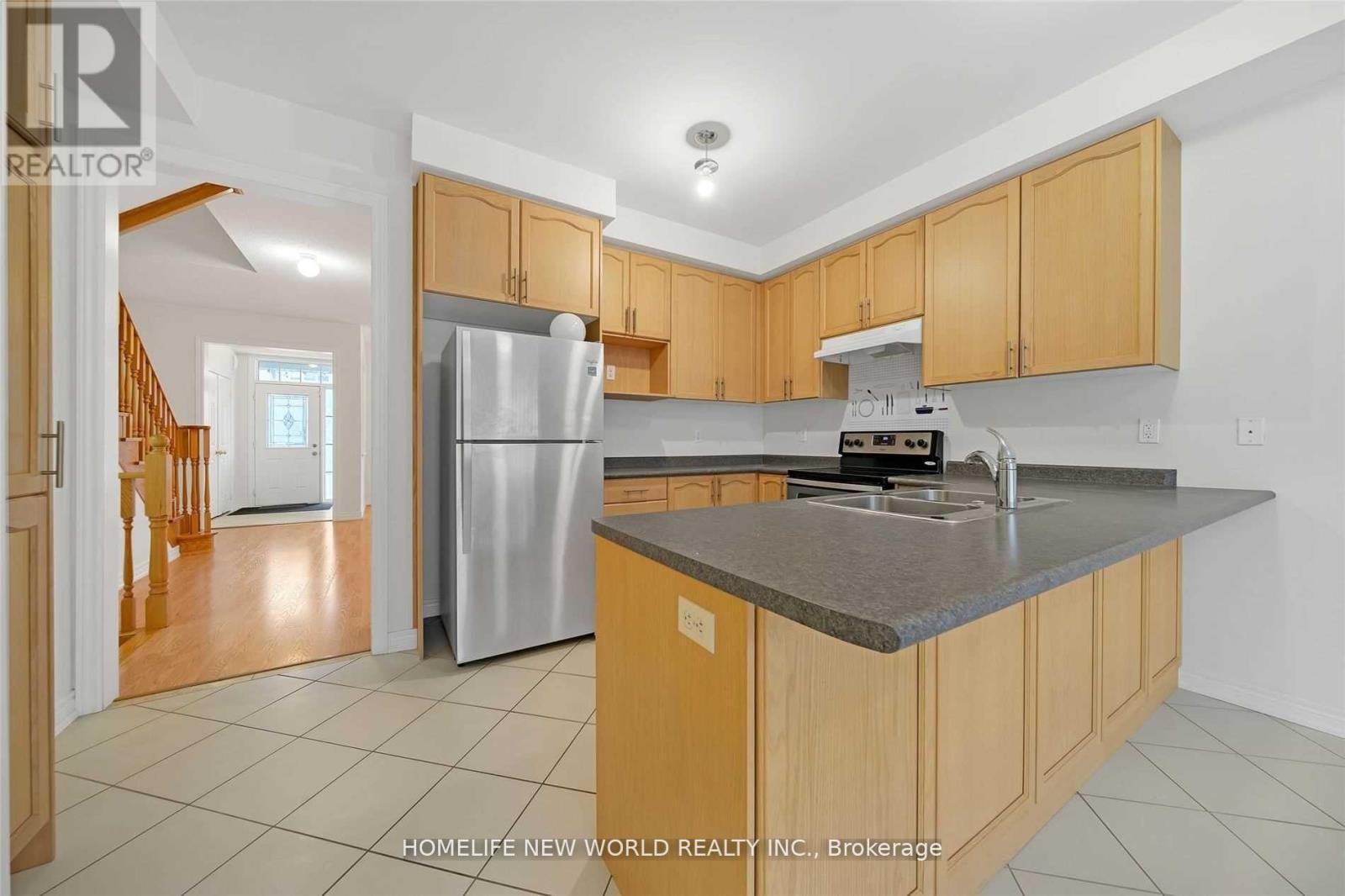 121 Christian Ritter Drive, Markham, ON - Indoor Photo Showing Kitchen With Double Sink