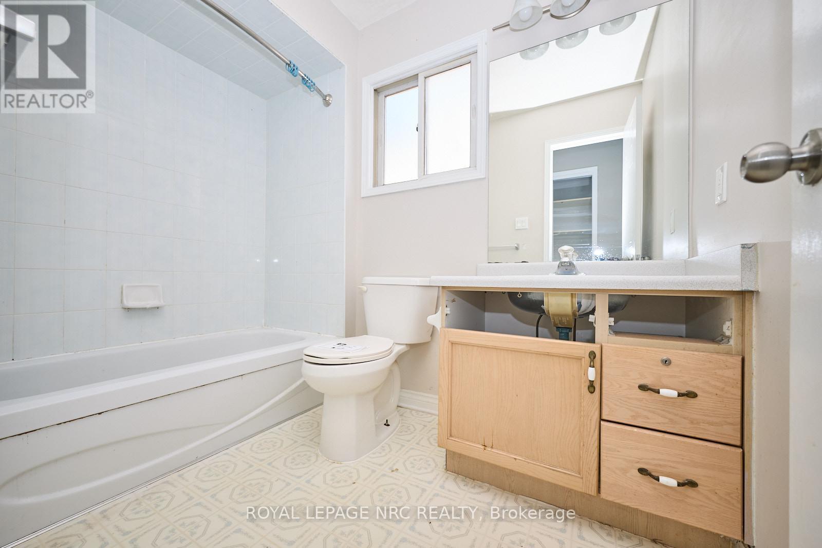 The 4-piece bathroom upstairs. - 14 Buss Court, Thorold (Confederation Heights), ON - Indoor Photo Showing Bathroom
