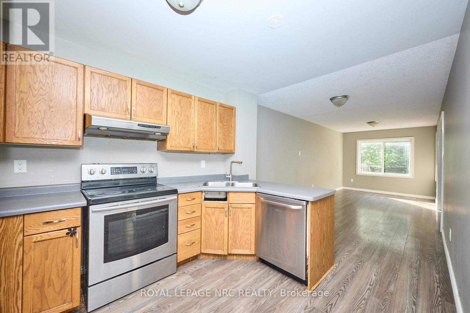Good sized kitchen. - 14 Buss Court, Thorold (Confederation Heights), ON - Indoor Photo Showing Kitchen With Double Sink