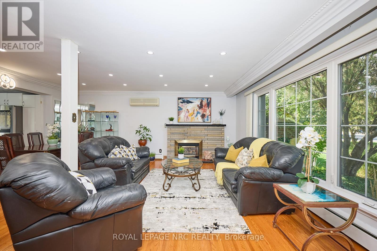 81 Riverview Boulevard, St. Catharines (Glendale/Glenridge), ON - Indoor Photo Showing Living Room With Fireplace