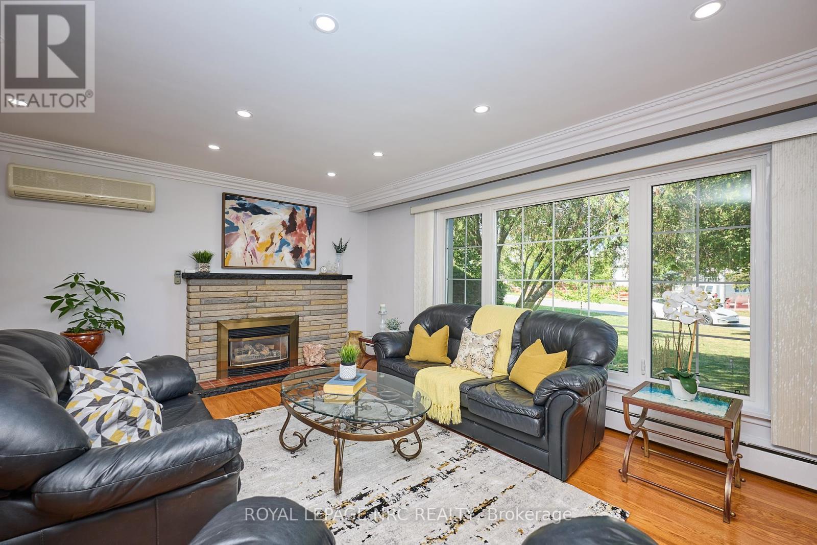 81 Riverview Boulevard, St. Catharines (Glendale/Glenridge), ON - Indoor Photo Showing Living Room With Fireplace