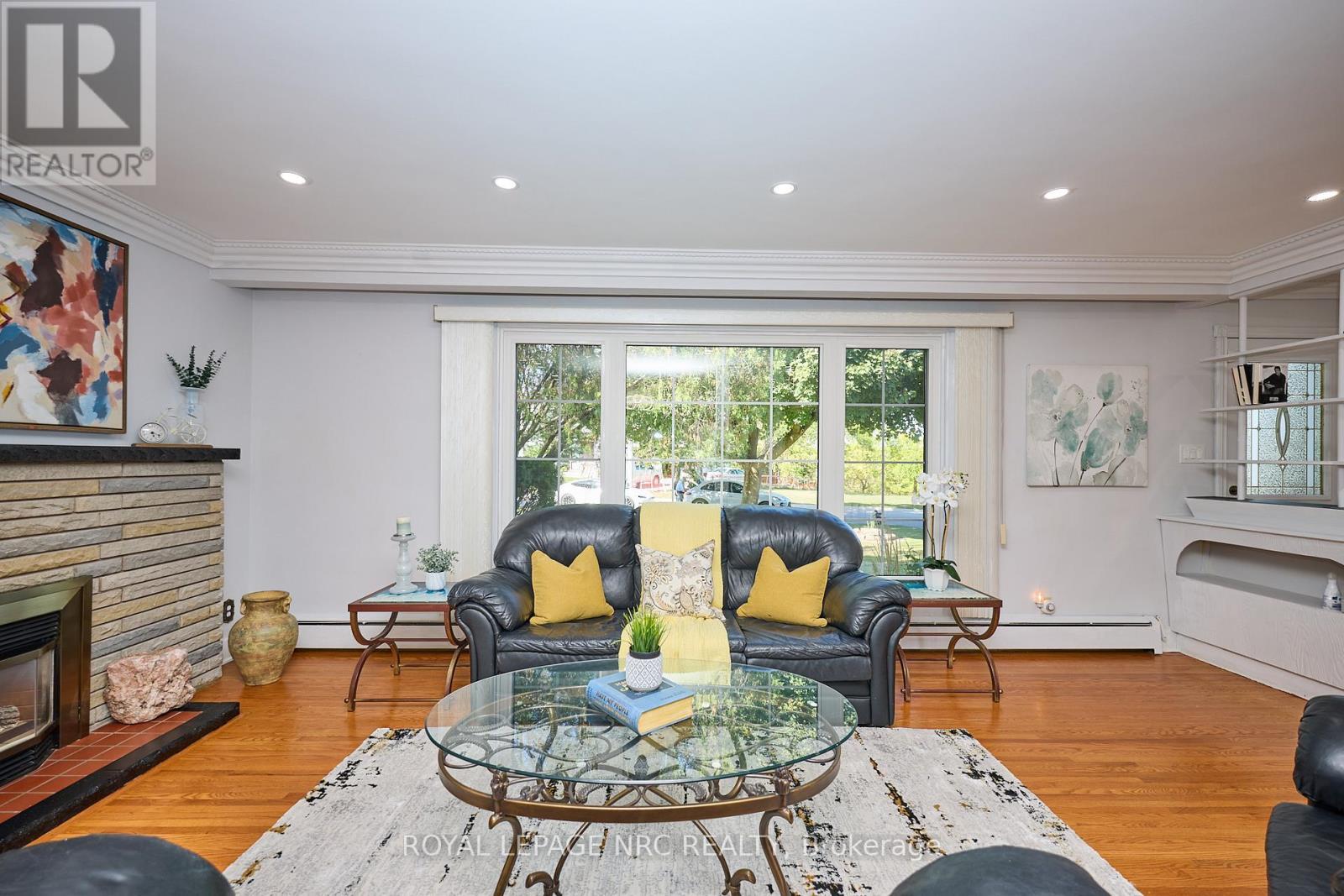 81 Riverview Boulevard, St. Catharines (Glendale/Glenridge), ON - Indoor Photo Showing Living Room With Fireplace
