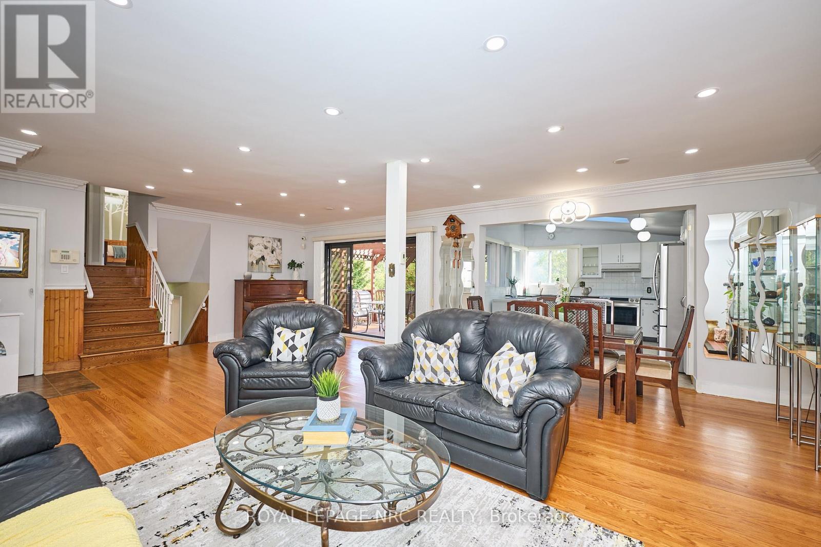 81 Riverview Boulevard, St. Catharines (Glendale/Glenridge), ON - Indoor Photo Showing Living Room