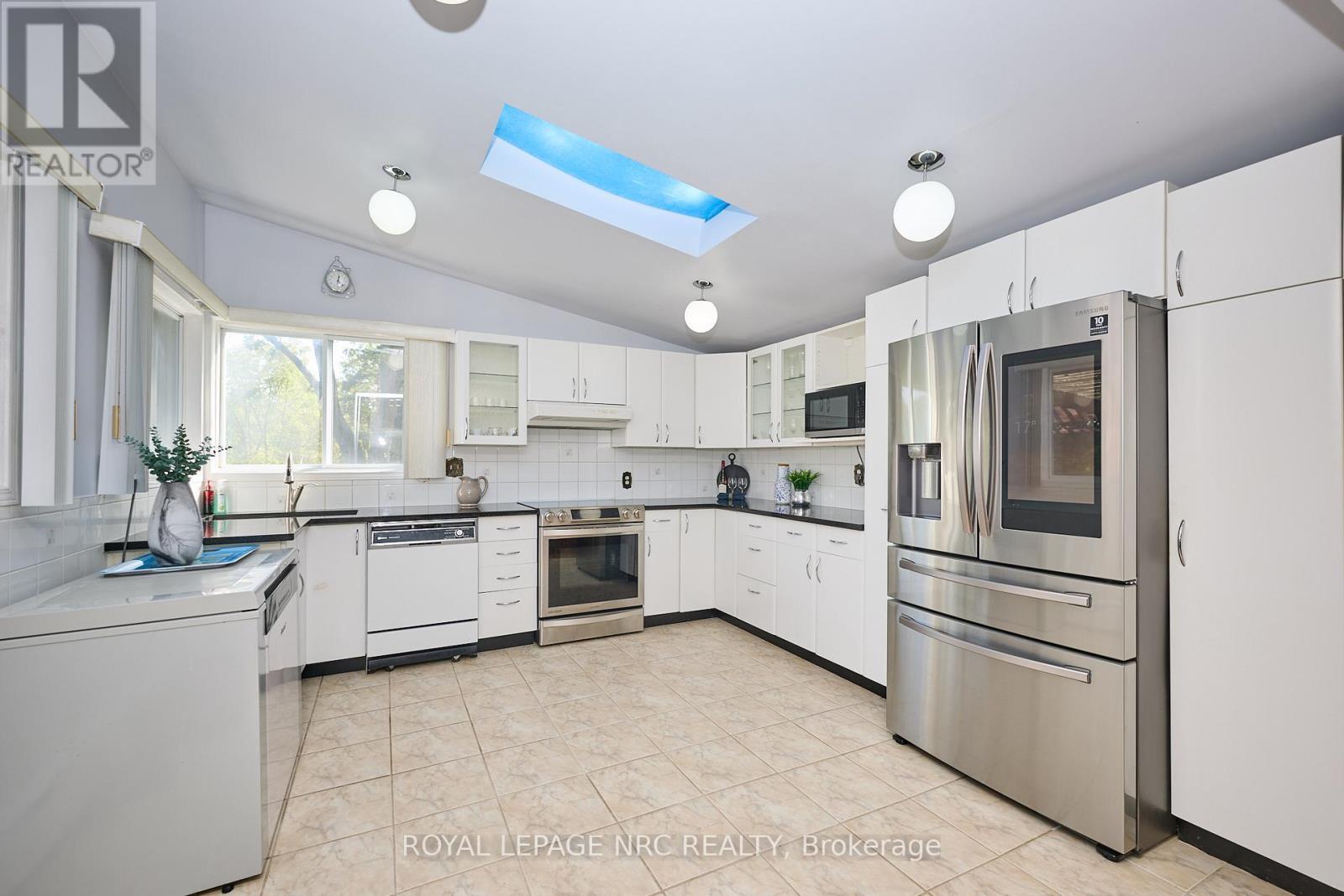 81 Riverview Boulevard, St. Catharines (Glendale/Glenridge), ON - Indoor Photo Showing Kitchen