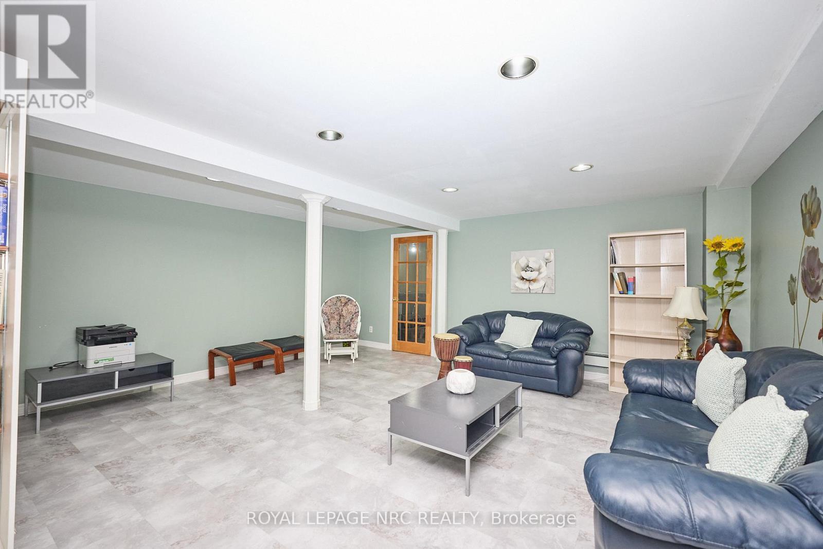 81 Riverview Boulevard, St. Catharines (Glendale/Glenridge), ON - Indoor Photo Showing Living Room