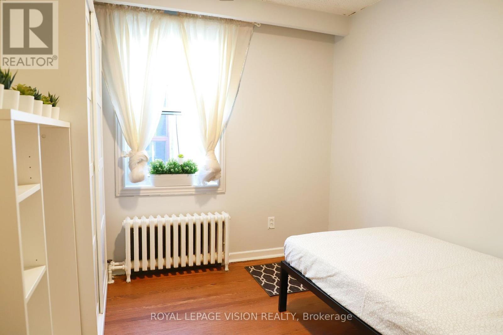 Upper - 1242 Danforth Avenue, Toronto, ON