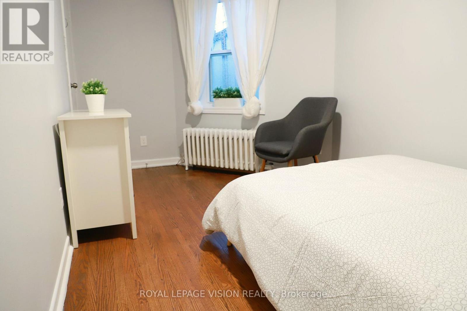 Upper - 1242 Danforth Avenue, Toronto, ON