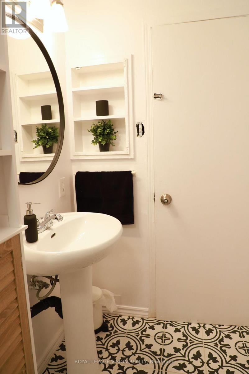 Upper - 1242 Danforth Avenue, Toronto, ON