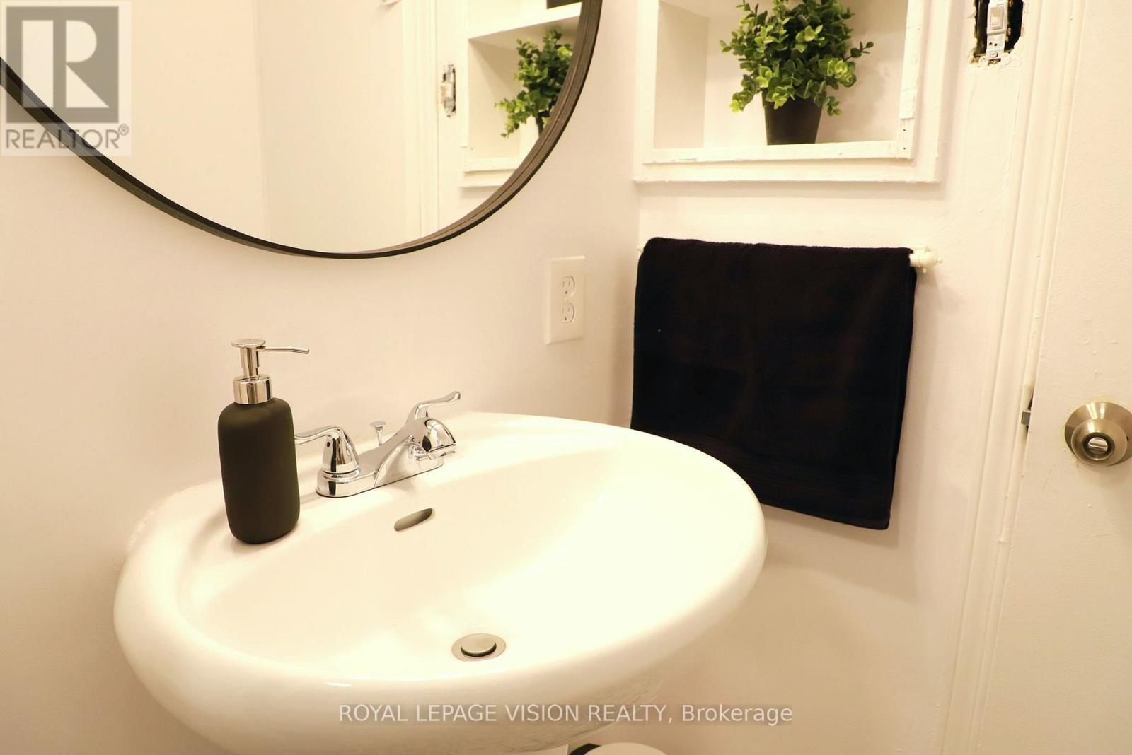 Upper - 1242 Danforth Avenue, Toronto, ON