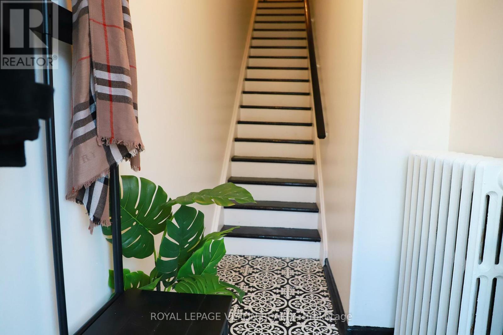 Upper - 1242 Danforth Avenue, Toronto, ON