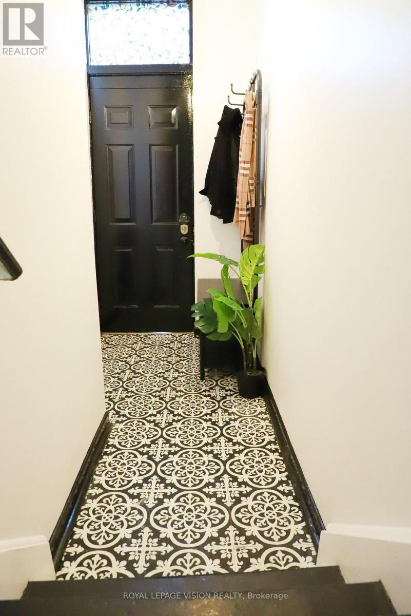 Upper - 1242 Danforth Avenue, Toronto, ON