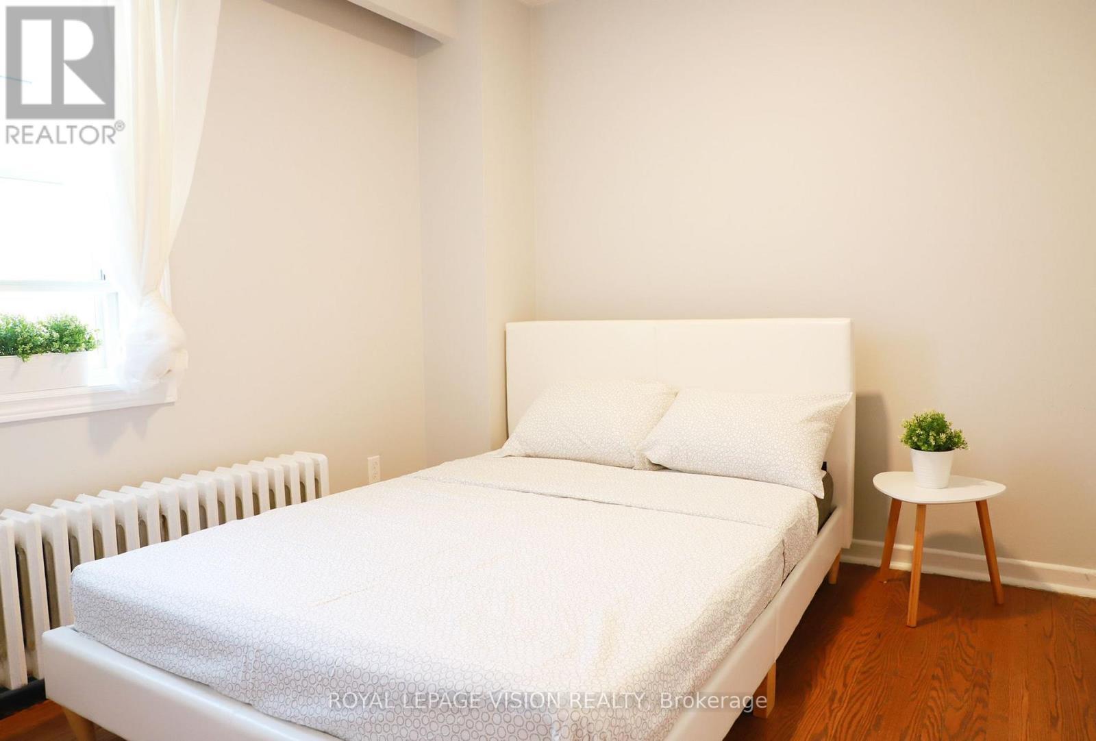 Upper - 1242 Danforth Avenue, Toronto, ON