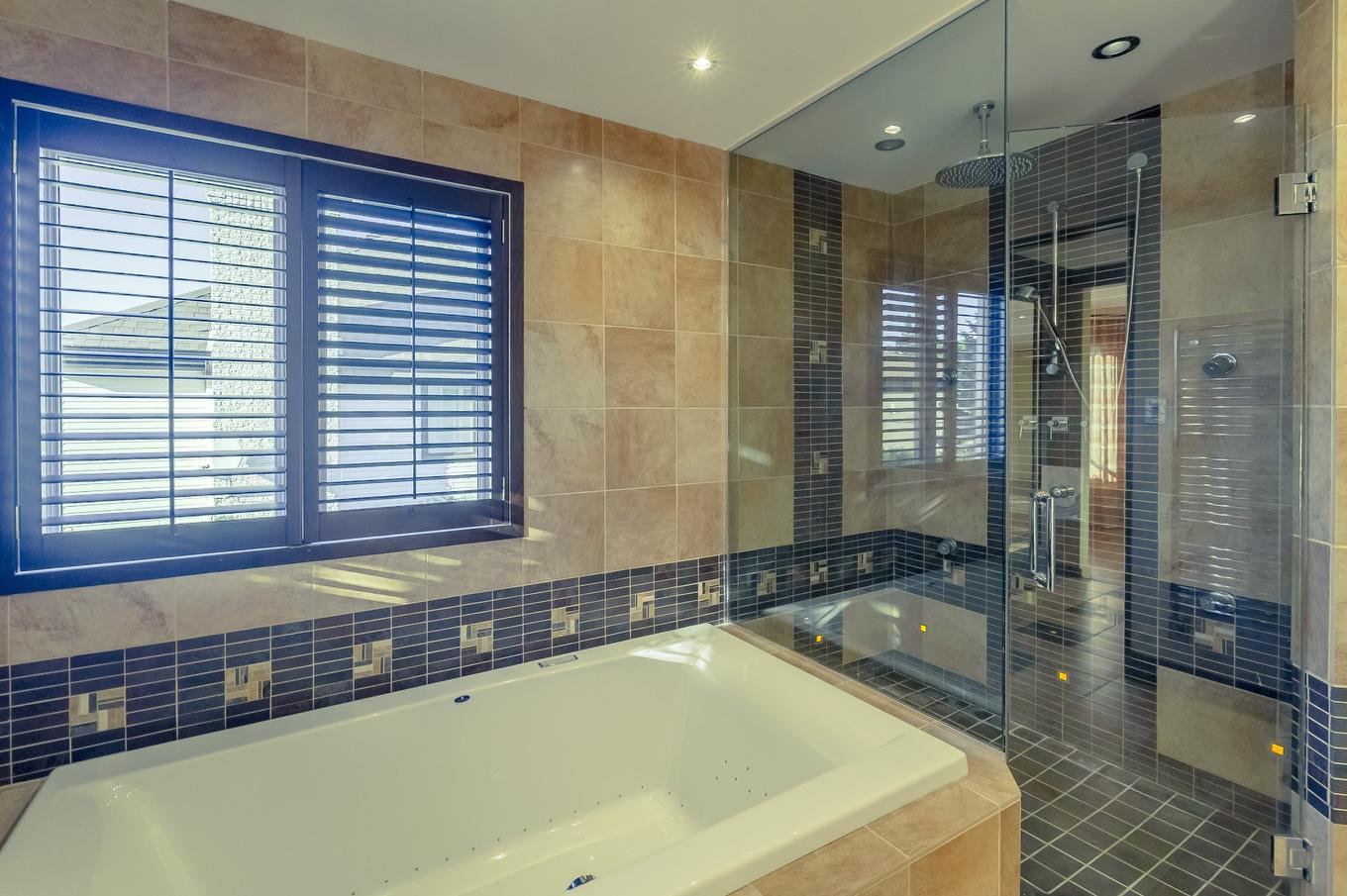 Ensuite bathroom - 8890 Crois. Roussin, Brossard, QC - Indoor Photo Showing Bathroom