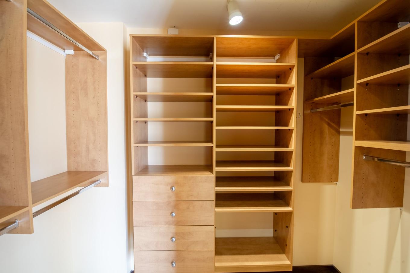 Walk-in closet - 8890 Crois. Roussin, Brossard, QC - Indoor