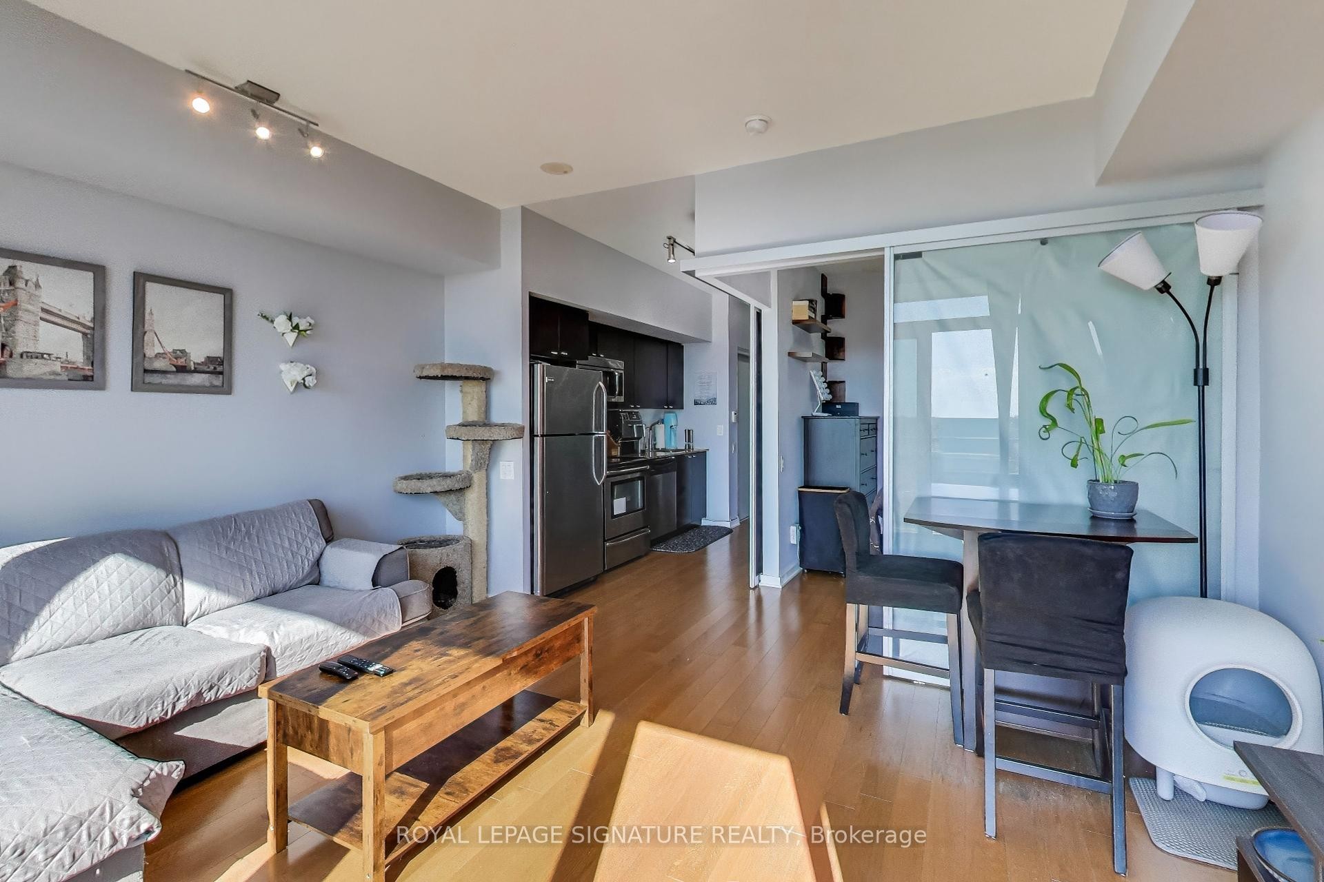 1207-105 The Queensway N/A, Toronto, ON - Indoor Photo Showing Living Room