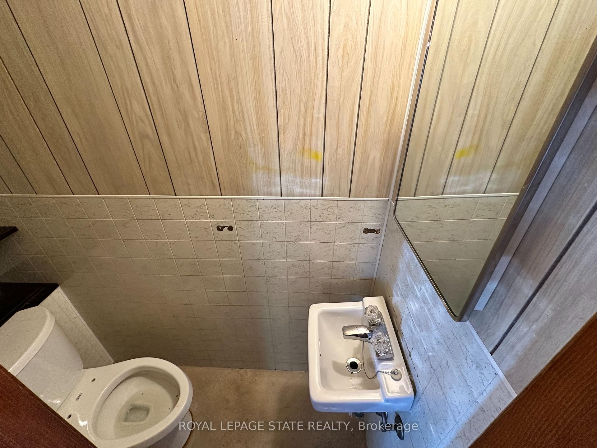 541 Broad Street E, Haldimand, ON - Indoor Photo Showing Bathroom