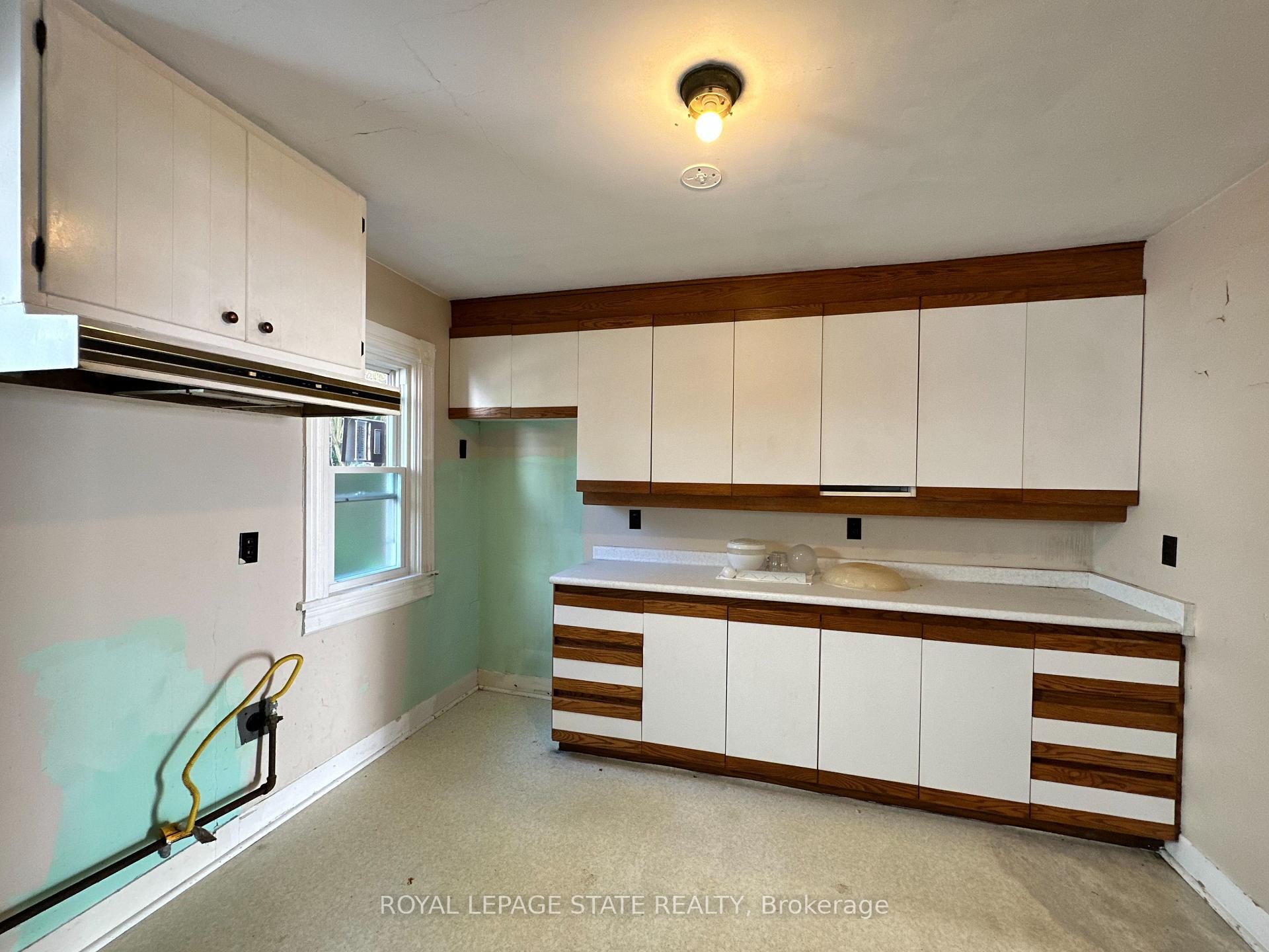 541 Broad Street E, Haldimand, ON - Indoor Photo Showing Kitchen