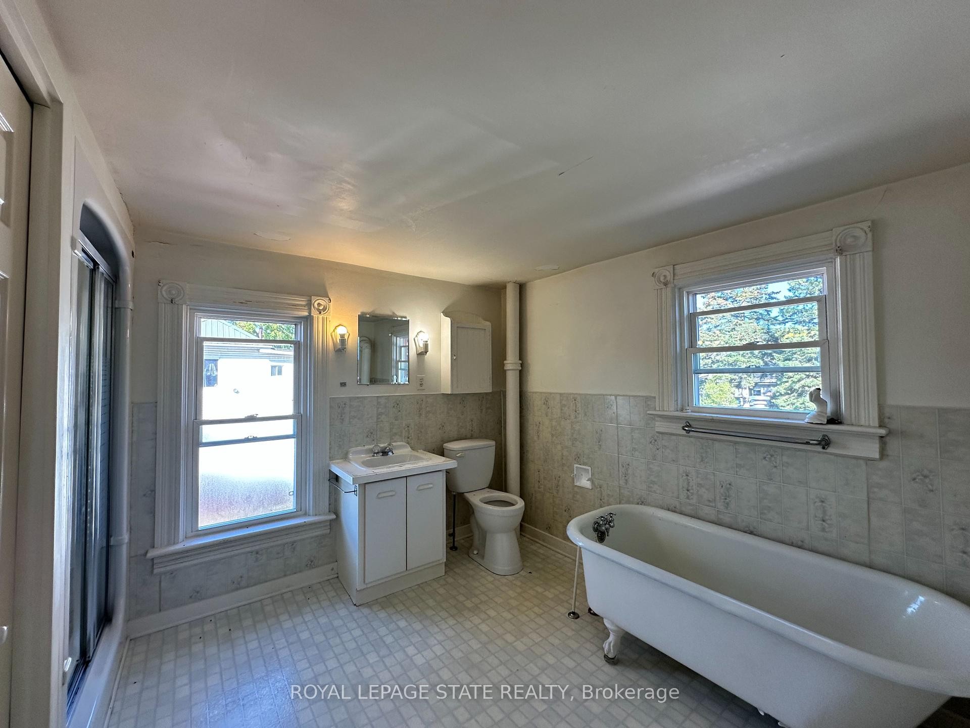 541 Broad Street E, Haldimand, ON - Indoor Photo Showing Bathroom