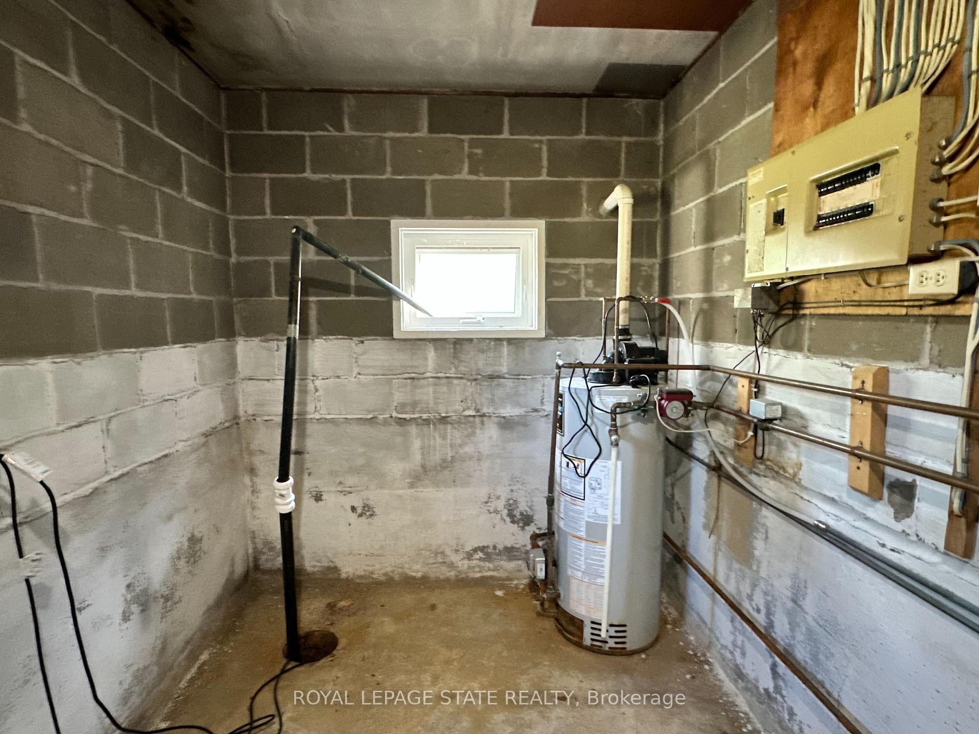 541 Broad Street E, Haldimand, ON - Indoor