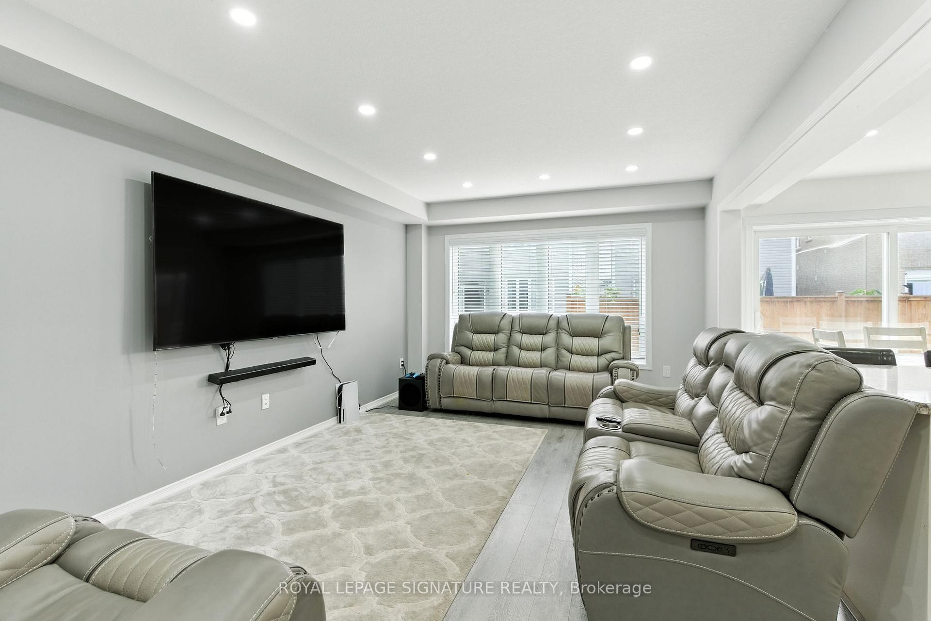 16 Froggy Drive, Thorold, ON - Indoor Photo Showing Living Room